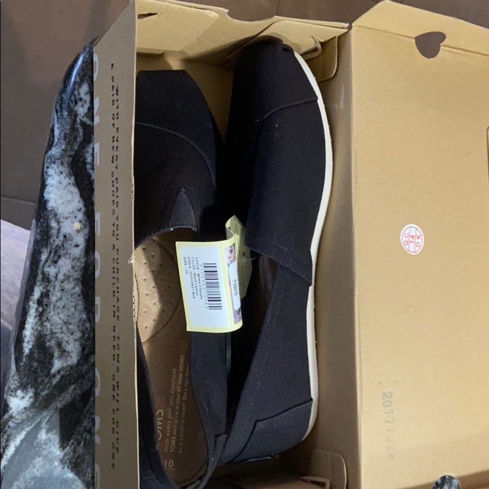 NWT in box black Toms